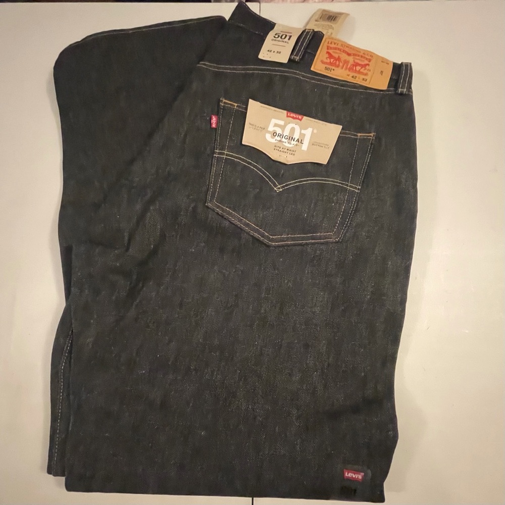 New With Tag Men Levi’s 501 Size 42x32